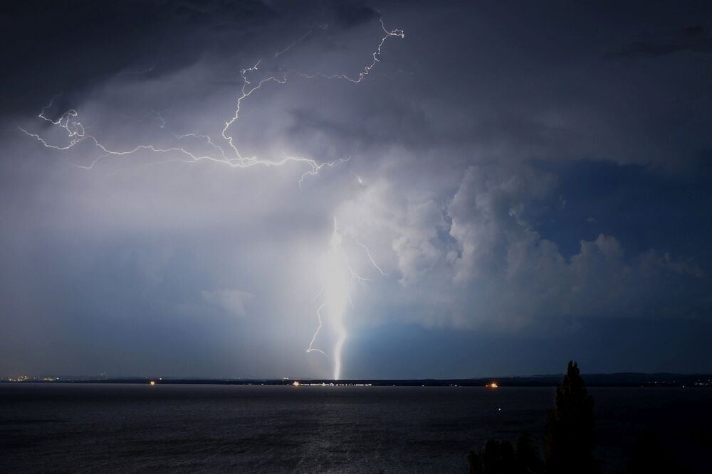 Vom 1. bis 5. September entwickelten sich mancherorts Gewitter, die lokal starken Regen und vereinzelt auch Hagel brachten. Das Bild zeigt ein Gewitter über dem Bodensee am Abend des 1. September (Standort: Rorschacherberg SG).